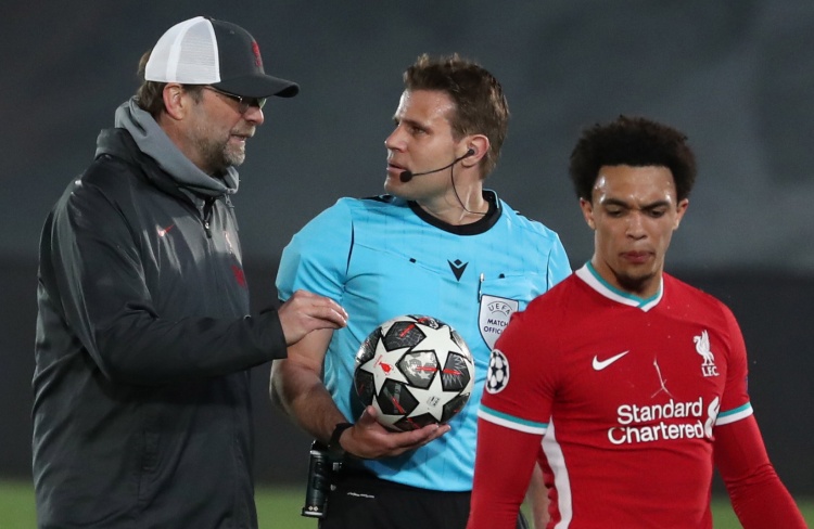 观众敲锅助威的中国“村BA”,比NBA历史还久!