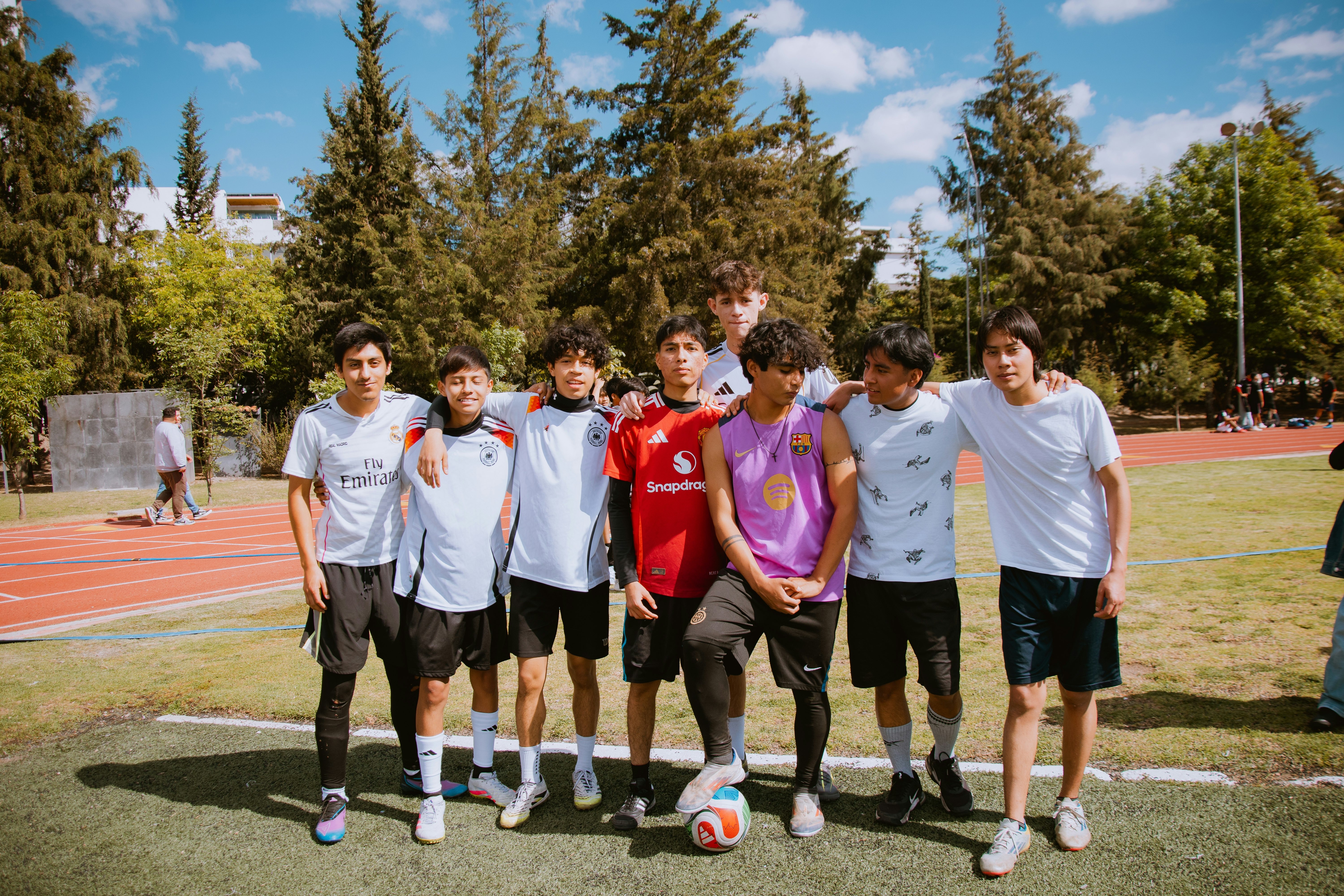 湖人可能会夏天收购NBA冠军中锋，以帮助卢卡和勒布朗追逐冠军